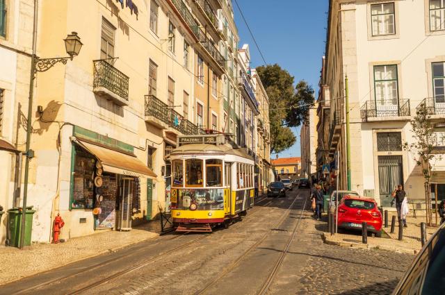 A postupne sa uličkami Lisabonu dostávame hlbšie pod kožu. Urči