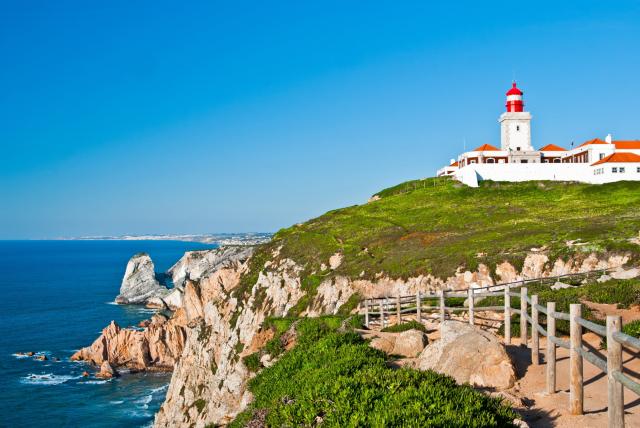 Na západnom konci Európy je maják. Cabo da Roca a drevený plot 