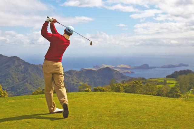 Tomuto sa vraví golf s výhľadom. Spojte si relax na Madeire spo