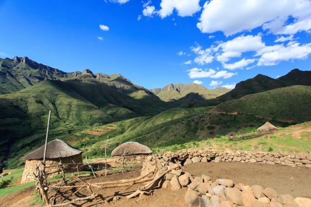 Lesotho - tradičné domčeky popri ceste