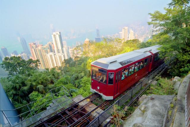 Už jazda preslávenou lanovkou Peak Tram na Victoria Peak je záž