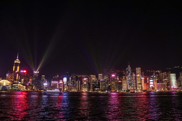 Panoráma mrakodrapov v Hong Kongu je v noci možno ešte krajšia 