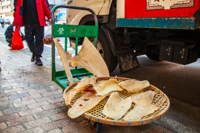Priamo na ulici v Hong Kongu nájdeme aj smutne známy obchod so 
