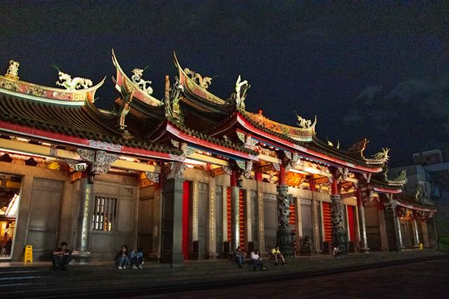 V uliciach Taipei sa snúbi moderný život s konfuciánskou tradíc