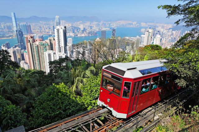 Už jazda preslávenou lanovkou Peak Tram na Victoria Peak je záž