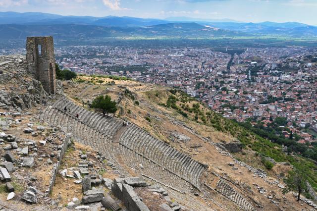 Pergamon a jeho staroveké divadlo postavené v ostrom pahorku. J