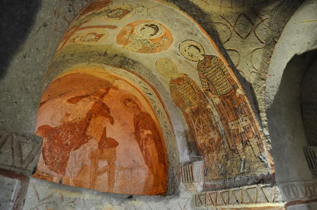Neďaleko mestečka Göreme nájdeme v jaskyniach najkrajšie kostol