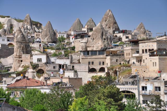 Mestečko Göreme je bránou do bizarného sveta tufových skál a je