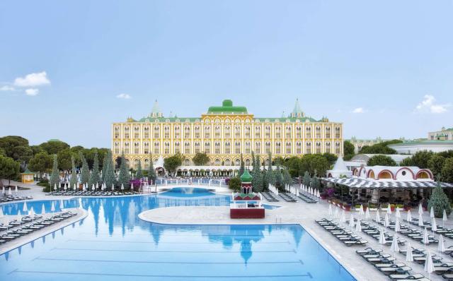 Kremlin Palace je unikátny hotelový koncept priamo na pláži v A