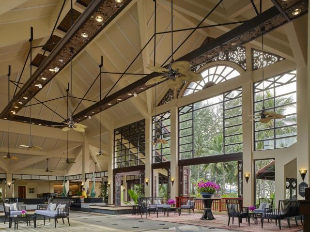 Príjemné hotelové lobby pripomína thajský palác a z vás hneď sp