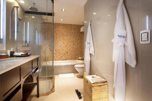 Vaša kúpeľňa v izbe Deluxe Sea View, kde budete tráviť svoje no