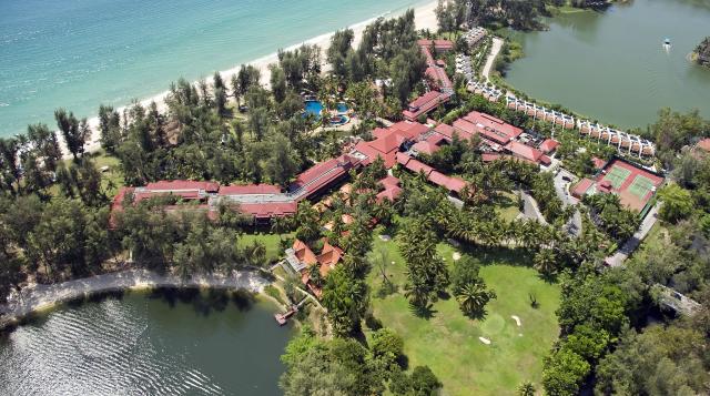 5* rezort Dusit Thani Laguna pri pohľade z výšky. Leží medzi dv