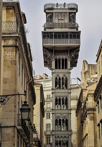 Výťah neogotického štýlu s názvom Santa Justa spojuje ulicu rov