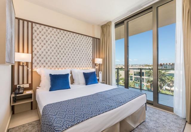 Izby luxusného hotela Salgados Dunas Suites sú komfortné a zari