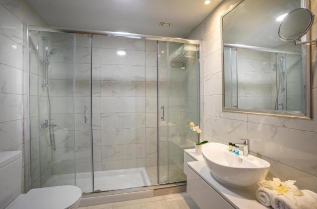 Kúpeľňa v deluxe izbe v rezorte Aquamare Beach Hotel & Spa. fot