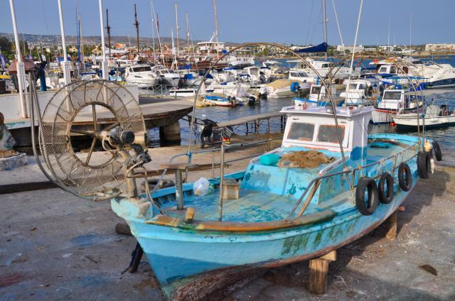 Malý prístav v starom meste Paphos je fotogenické miesto a podv