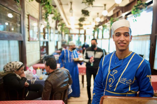 Čašníci majú peknú modrú uniformu. Sedával tu Naguib Mahfouz, d