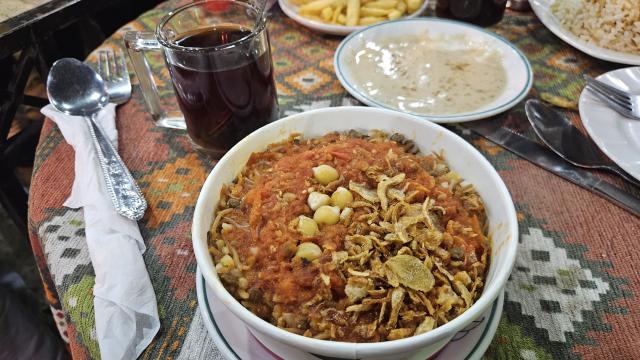 Košari (koshari) – sýte egyptské jedlo z ryže, cestovín a šošov