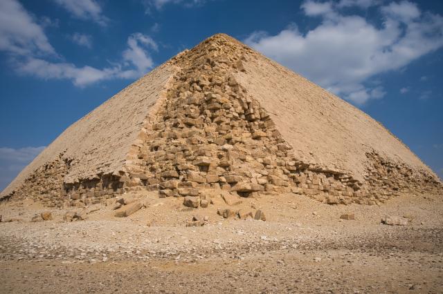 Unikátnej Lomenej pyramídy v Dahšúre sa dotkneme vlastnými ruka