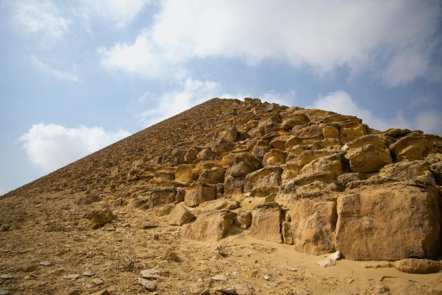 Červená pyramída je prekrásna a my sme tu sami? Toto sú triky !