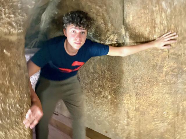Vstúpiť dovnútra pyramídy nie je nič pre klaustrofobikov. Budet