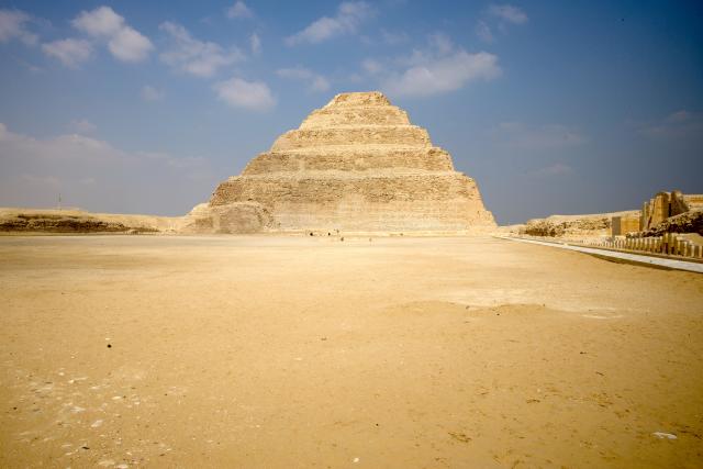 Takže ešte raz. Ktorá je úplne najstaršia pyramída? Áno pyramíd