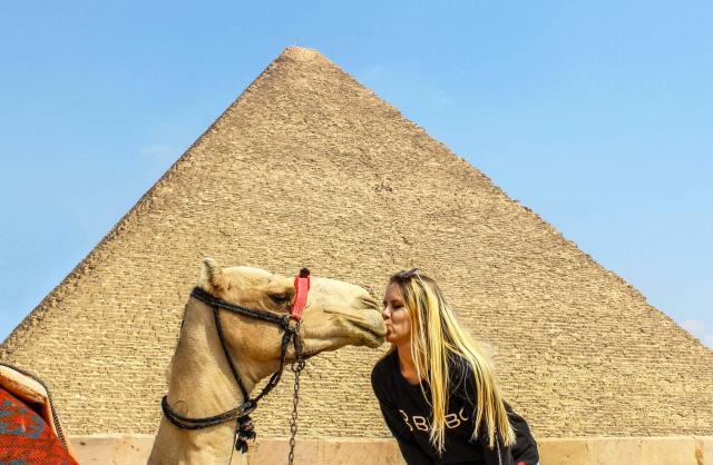 Horúci bozk priamo pod Cheopsovou pyramídou. Egypt si doslova z