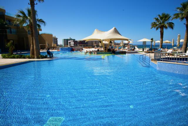 Bazén hotela Hilton s plne funkčným barom. Hotel má aj posilňov