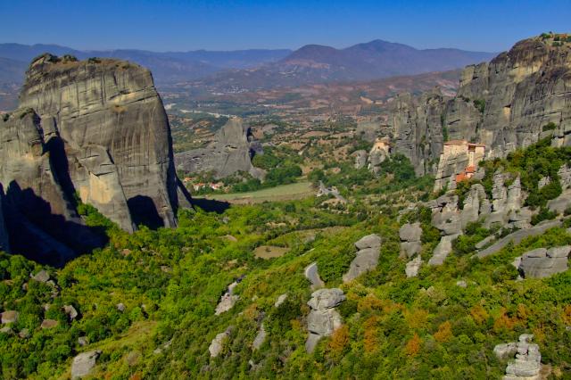 Meteora patrí k pýche celého Grécka a vidieť kláštory na vlastn