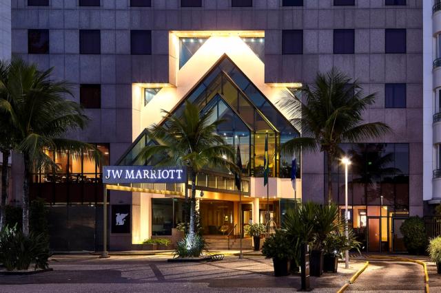 Hotel JW delí od pláže cesta, ktorá sa tiahne pozdĺž celej Copa