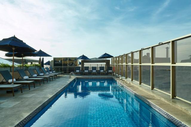 Elitný hotel JW a jeho bazén na streche, krásne západy slnka s 