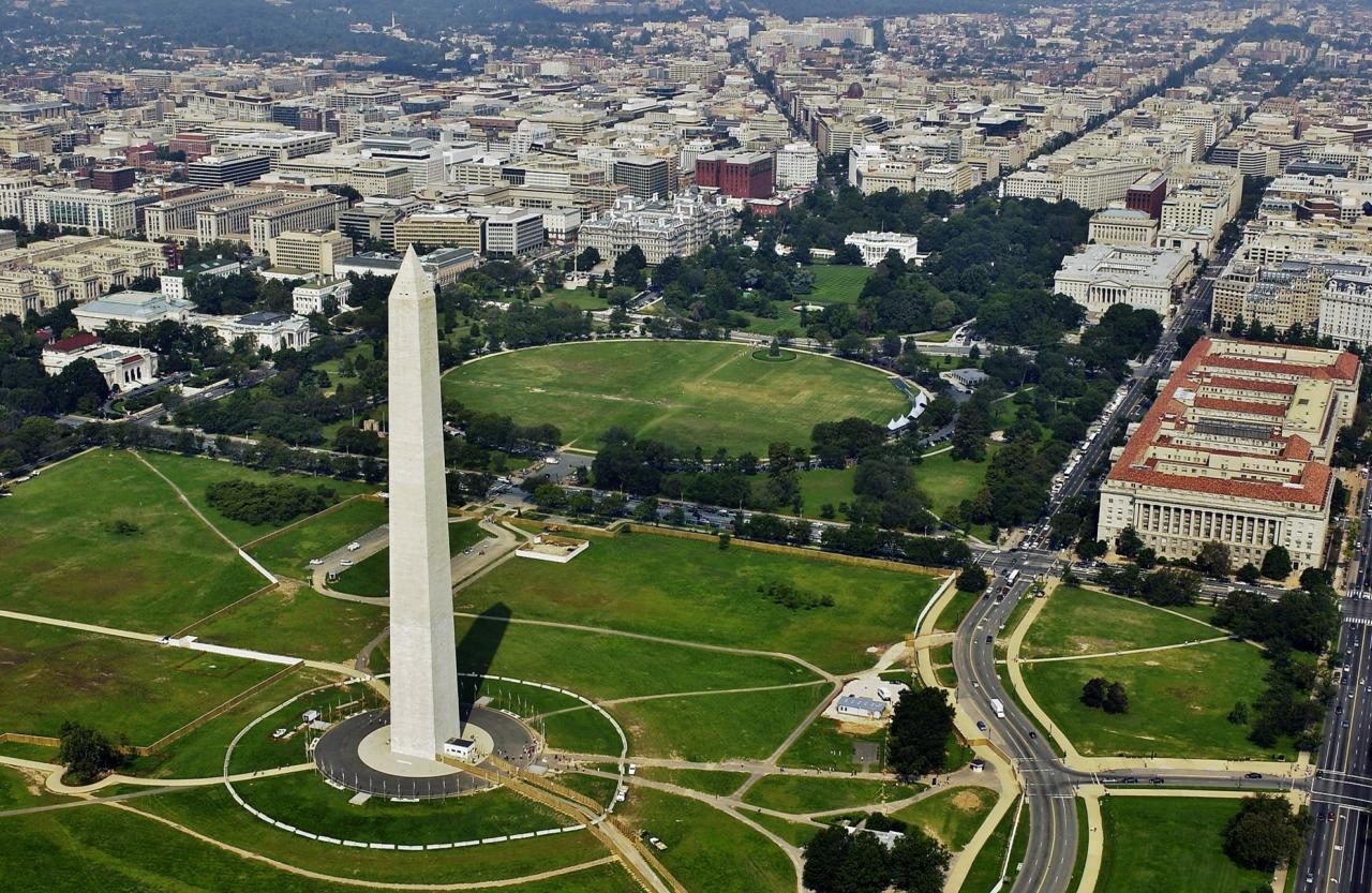 Washington, D.C. - Washington Monument stojí približne v strede