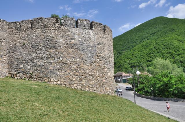 Staré hradby v Šeki krásne vyniknú na zelenom podklade, pretože