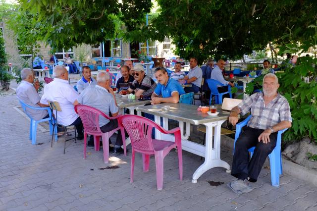 Pokojná atmosféra Nachičevanu. Samir a jeho kamaráti popíjajú s