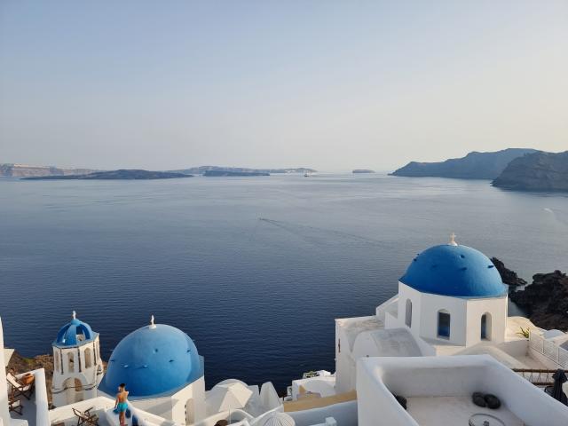 Toto je Santorini. Kaldera, bielo modré kupoly kostolov a ideál