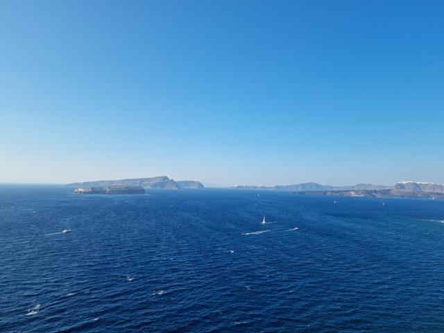 Pohľad na kalderu z majáka Akrotiri. Tu Santorini končí a práve
