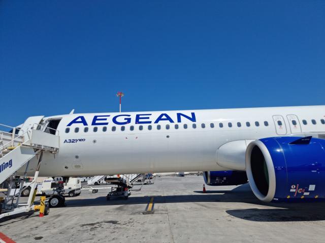 Let na Santorini trvá necelých 50 minút a operuje ho množstvo l
