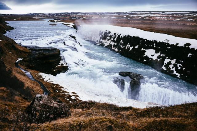 Pohľad na zlatý vodopád Gullfoss vám vyrazí dych. Nachádza sa n