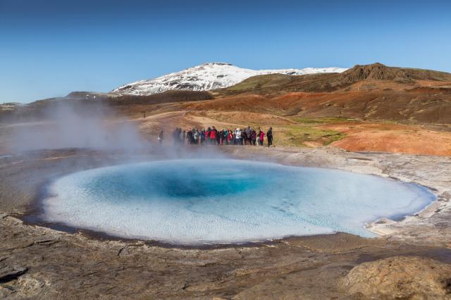 Prichádzame do geotermálnej oblasti. Síra v ovzduší a stúpajúca