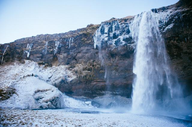 Impozantný Seljalandsfoss je jedným z najznámejších a najobľúbe