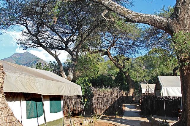 Ubytujeme sa na úpätí hory a na záver si užijeme afrického ubyt