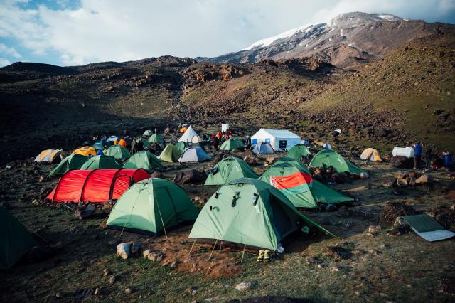 Už sme tesne pod vrcholom. Najvyšší kemp leží vo výške 4200 mnm