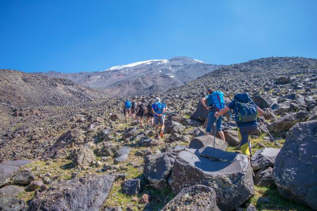 Začíname nádherný treking pod legendárnou horou! Foto: Ľuboš Fe
