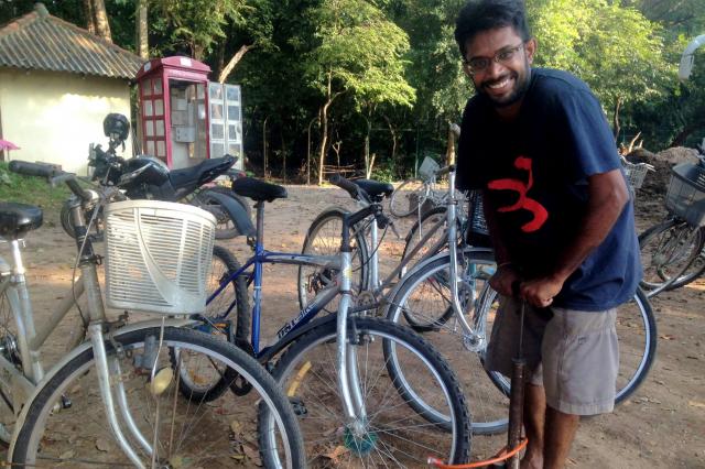 Náš kamarát a “servisák bicyklov” Pathum vždy rád zapózuje. 
fo