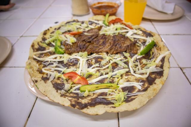 Absolútny víťaz Latino street food - Tlayuda na Netflixe. Toto 
