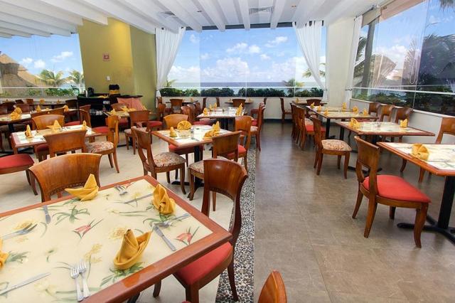 Hotel má niekoľko reštaurácií. Na večeru odporúčame spraviť si 