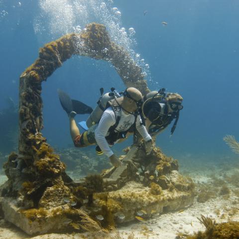 Jason Taylor, britský umelec, tu nechal potopiť 500 sôch. Foto: