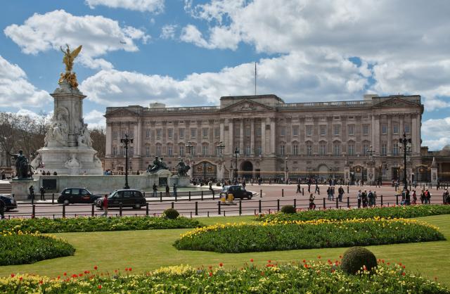 Queen Victoria pred Buckinghamským palácom