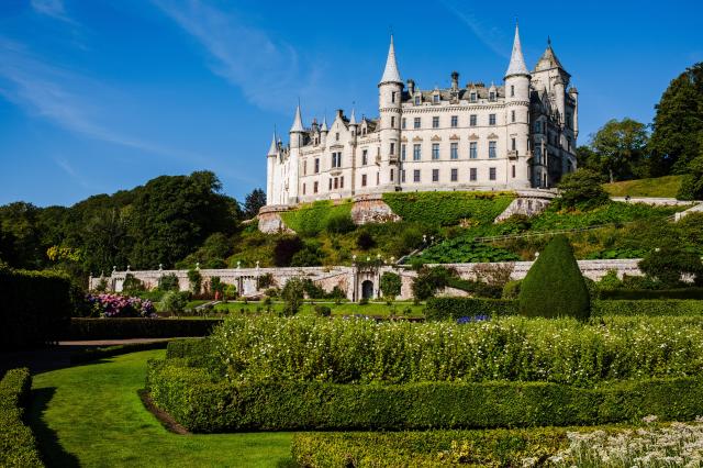 Dunrobin castle akoby ani nepatril do drsnej krajiny, najkrajši