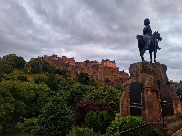 Edinbrghu dominuje v strede mesta majestátny hrad, z ktorého ne
